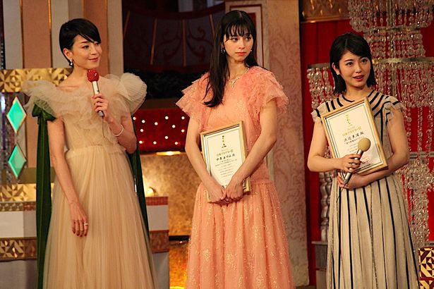 新人俳優賞の女優陣を宮沢りえが見守った