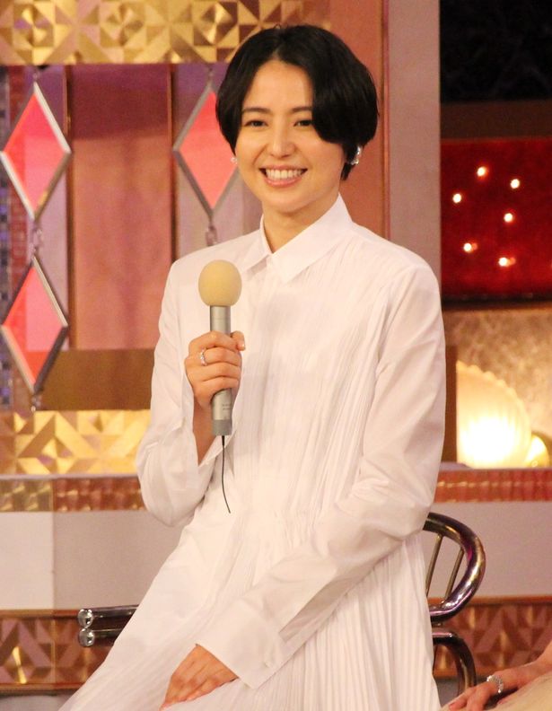 長澤まさみは真っ白のシャツドレス姿