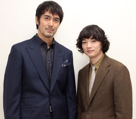 染谷将太＆阿部寛が謎解きのポイントを語る！