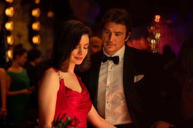 アン・ハサウェイ主演のミステリーサスペンス『ヴェリティ／真実』2026年秋公開決定！キスから一転、恐怖の瞬間を収めた特報