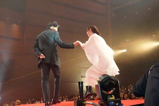 【写真を見る】山下智久、ランウェイで福原遥の手を取りエスコート！