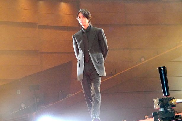 山下智久がランウェイを歩き、大きな歓声を浴びた