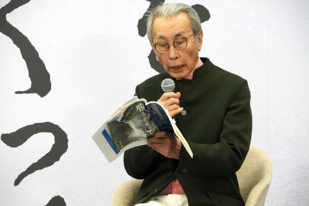 会見場所に台本も持ち込んでいた