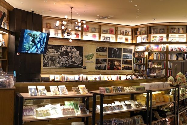 店内には「スター・ウォーズ」関連グッズもたくさん揃う「SHIBUYA TSUTAYA COLLABORATION CAFÉ inspired by スター・ウォーズ／マンダロリアン・アンド・グローグー」が開催！