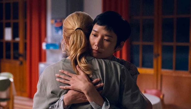 【写真を見る】真理(岡本多緒)とマリー＝ルー(ヴィルジニー・エフィラ)が静かに抱擁する胸熱シーン