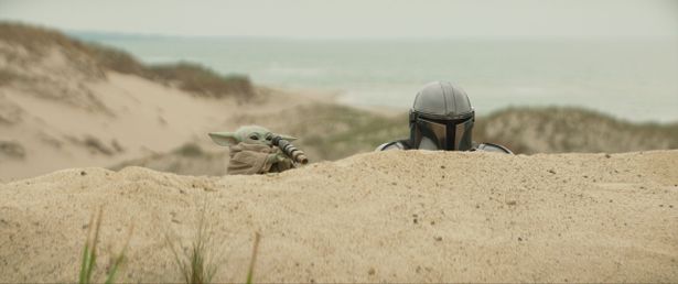 【写真を見る】大好きなディン・ジャリンの隣で小さな望遠鏡を覗く姿もキュート！(『スター・ウォーズ／マンダロリアン・アンド・グローグー』)