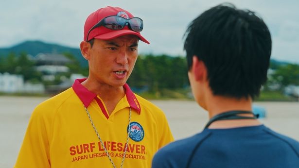 勇輝はある日、悪質な海水浴客とのトラブル対処からリーダーの立石と衝突