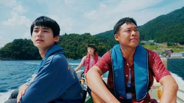 青く広がる海と、白く輝く砂浜。美しい自然を背景に、若者たちの挑戦と成長を映し出す