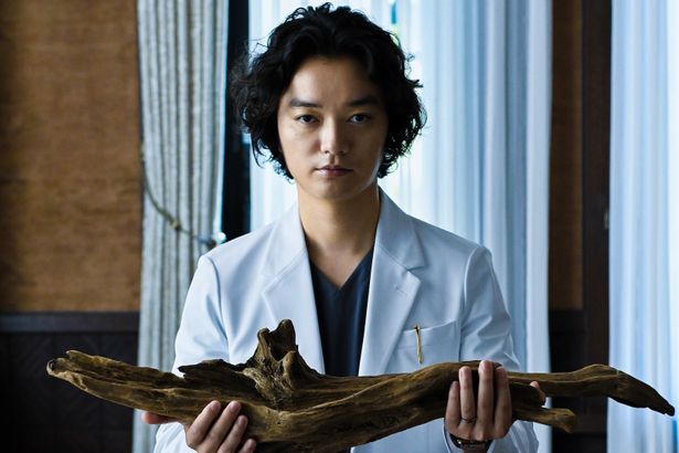 【写真を見る】コスパを追求し、高齢者の“不要な手足”を切断…現役医師の原作者が語る、そのメリットとデメリットは？