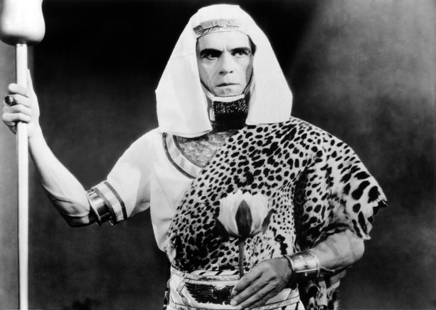 ユニバーサル・モンスターズの『ミイラ再生』では、ボリス・カーロフがミイラ男イムホテップに