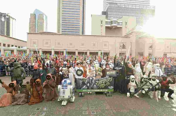 すごい熱気！「スター・ウォーズ」のコスプレイヤーたちとフォトセッション！