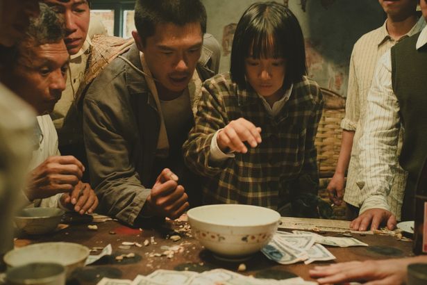 遺体を引き取るための金を求め、裏のギャンブル場で運を試す(『霧のごとく』)