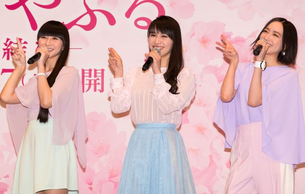 定番のポーズで自己紹介をするPerfume
