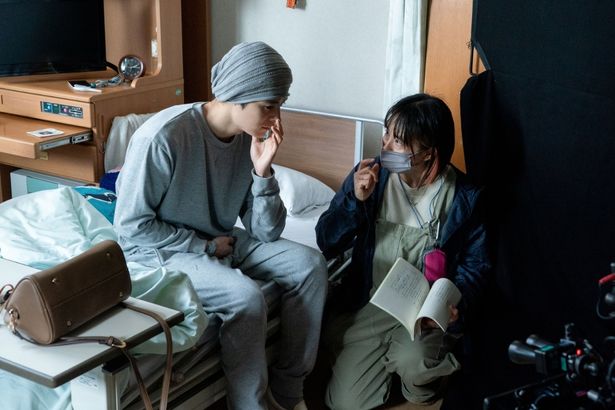 【写真を見る】塩野瑛久演じる高志の場面写真とともに、入院中の撮影シーンを切りとったメイキングカットも