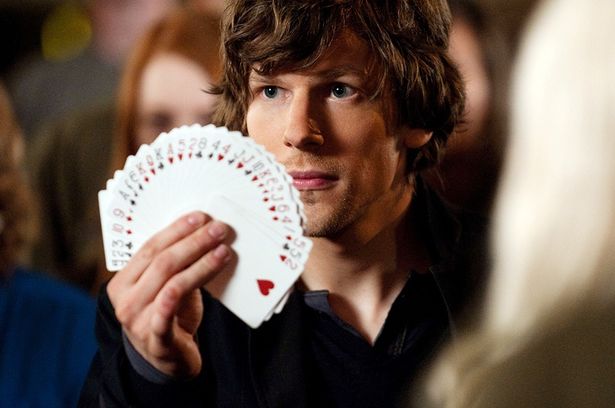 【写真を見る】皮肉屋でマウントを取りたがるフォー・ホースメンのリーダー格、アトラス(『グランド・イリュージョン』)
