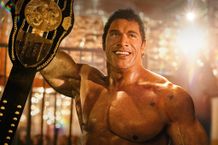 ドウェイン・ジョンソン＆エミリー・ブラントが『スマッシング・マシーン』について語る！インタビュー映像が公開