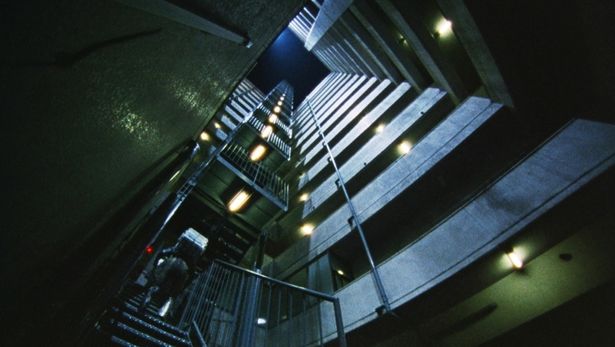 殺戮の現場となる“ヤクザマンション”(『殺し屋１ ４K』)