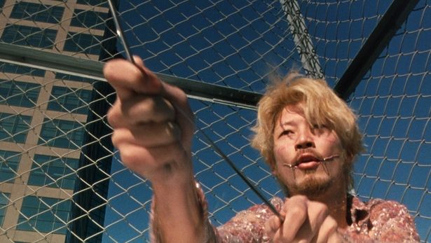 マゾのヤクザ、垣原を浅野忠信が怪演する(『殺し屋１ ４K』)