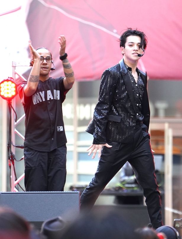 体を動かさずにはいられない！とガンガン踊る宮近海斗(Travis Japan)に会場は大盛り上がり