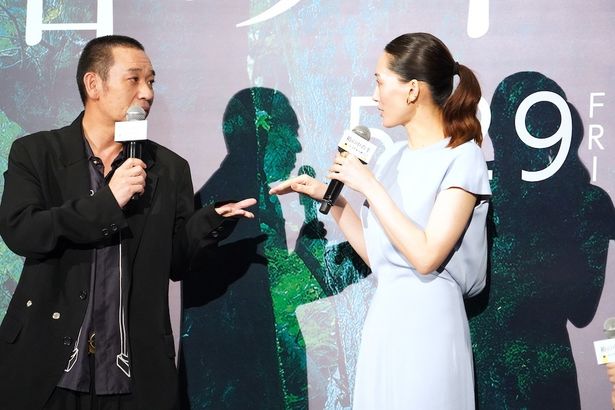 【写真を見る】カンヌ国際映画祭でのレッドカーペットをシミュレーションする綾瀬はるかと大悟。緊張度は”手”でわかる？