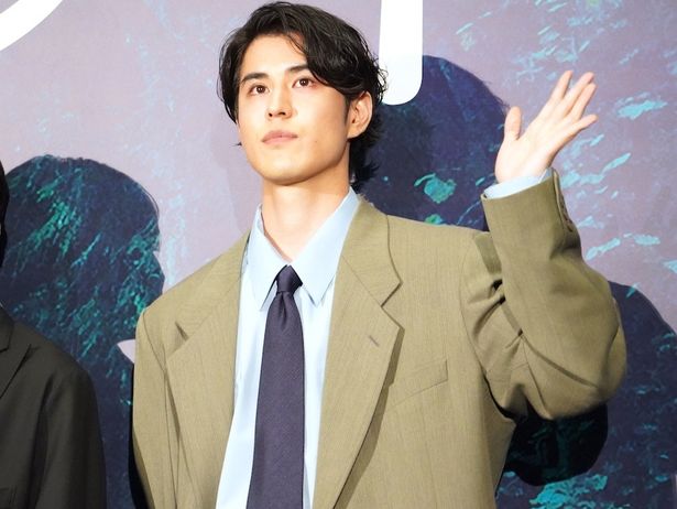 会場に手を振る寛一郎