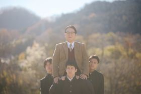 ピエール瀧演じる校長が、生徒たちの上に乗り、騎馬戦のように担がれながらも微動だにしない姿