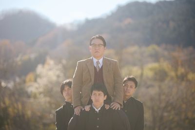 ピエール瀧演じる校長が、生徒たちの上に乗り、騎馬戦のように担がれながらも微動だにしない姿