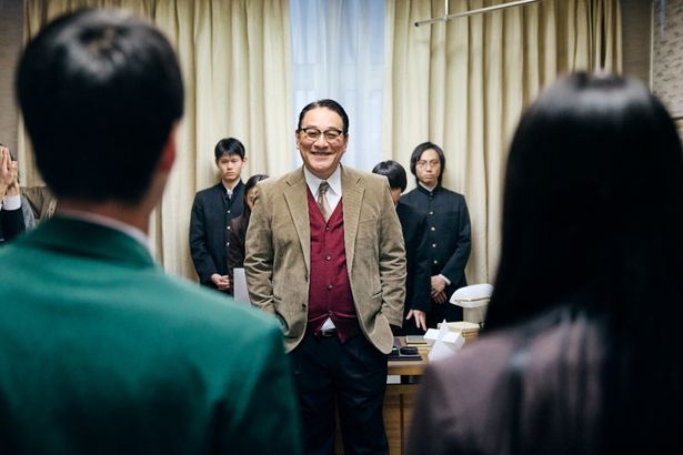 校長室へとやってきた愛と優(青木柚)を前に満面の笑みで出迎えるカット