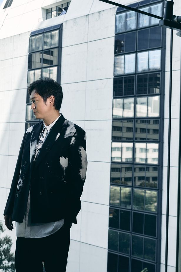 【写真を見る】丸山隆平のクールな表情を撮り下ろし！