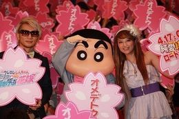 主題歌「オメデトウ」を担当したmihimaru GTのhirokoとmiyakeがしんちゃんたちと舞台挨拶