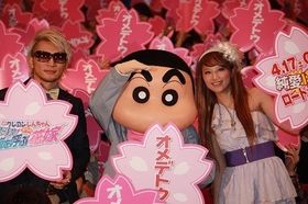 主題歌「オメデトウ」を担当したmihimaru GTのhirokoとmiyakeがしんちゃんたちと舞台挨拶