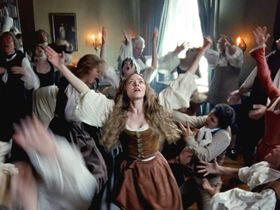 アマンダ・セイフライド演じるアン・リーが船上で歌い踊り、祈りを捧げる本編シーン映像が解禁