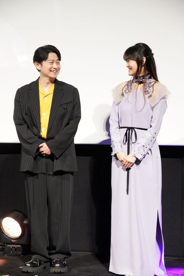 【写真を見る】下野紘は黄色のシャツ、早見沙織は薄紫色のドレス！キャラクターへの愛がにじむ衣装で登場
