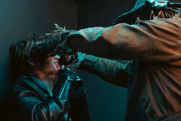 かかし姿の連続殺人鬼ベニーを演じるのは俳優のほか監督や特殊効果アーティストとしても活躍するジェイソン・ブルックス