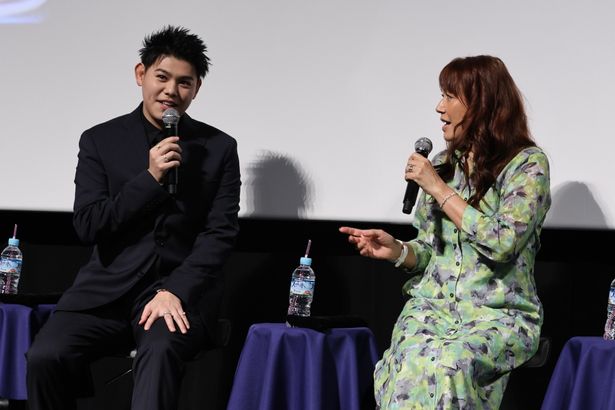 【写真を見る】元映画館スタッフのLEOが、映画館で一番好きなところは？「扉を開けた瞬間の…」