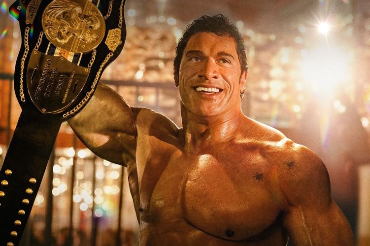 ドウェイン・ジョンソンの肉体美にも注目！『スマッシング・マシーン』歴史的バトルの入場シーンをチラ見せ