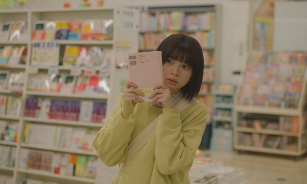 【モブ度20%】本で顔を隠しながら様子をうかがう信子