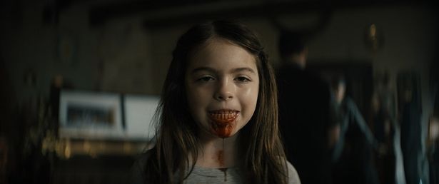 おばあちゃんの入れ歯をはめる一家の次女(『THE MUMMY ／ ザ・マミー 棺の中の少女』)