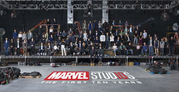 【写真を見る】これが「アベンジャーズ」シリーズ10周年を祝う記念写真！メイキング映像はこちらからチェック