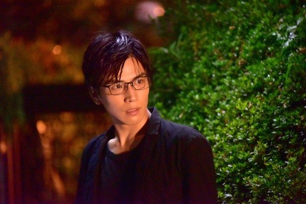 スクープを追いかける記者・耶雲恭介(岩田剛典)