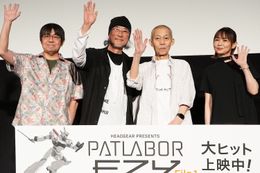 「お待たせしました！」と挨拶し、万雷の拍手を浴びた出渕裕、伊藤和典、ゆうきまさみ、永井真理子