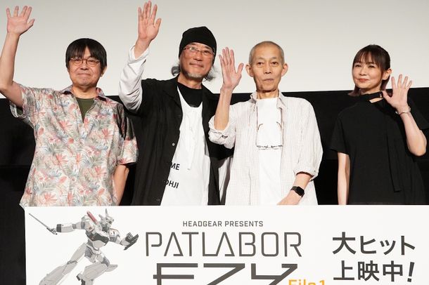 「お待たせしました！」と挨拶し、万雷の拍手を浴びた出渕裕、伊藤和典、ゆうきまさみ、永井真理子