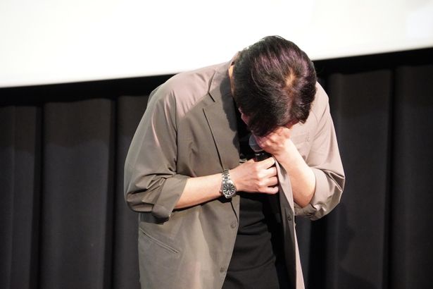うつむいで涙をこぼした