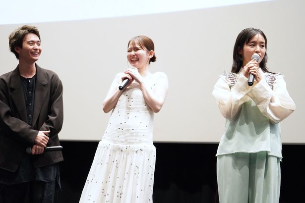 【写真を見る】 感想を伝える藤原さくらのコメントに大笑いする山田杏奈、青木柚