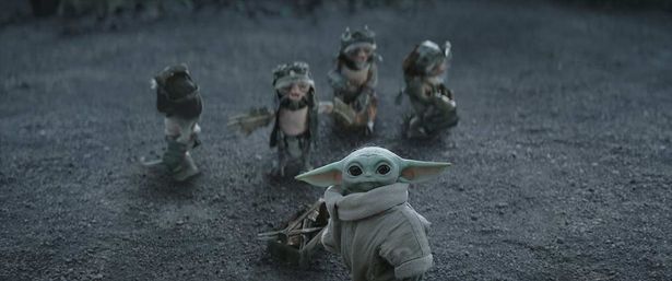 【写真を見る】癒される！『スター・ウォーズ／マンダロリアン・アンド・グローグー』にもグローグーの大好きなドロイド職人、アンゼラ人が登場