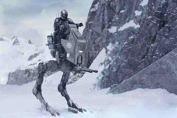 雪山でAT-RTに乗ったマンダロリアン(『スター・ウォーズ／マンダロリアン・アンド・グローグー』)