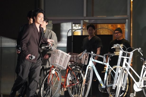 懐かしの自転車を見ながらステージに登場