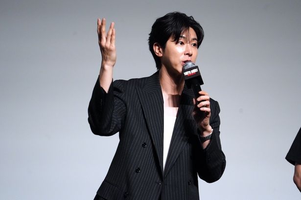 身振り手振りを入れて撮影時の様子を語るユンホ