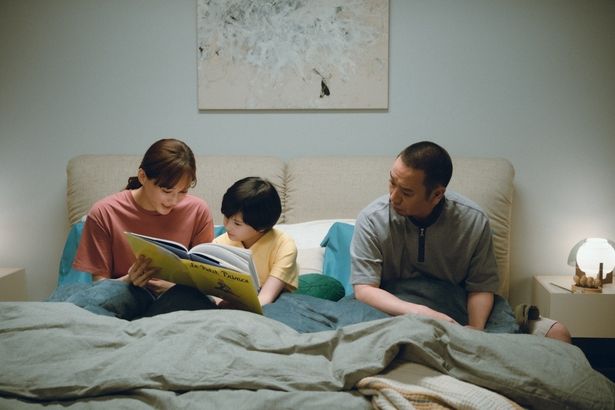 家族の時間を過ごすうちに関係にも変化が生じていく(『箱の中の羊』)