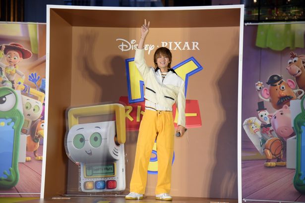 【写真を見る】配送BOXの中から、スマーティー・パンツと一緒に佐野勇斗が登場！